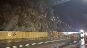 Hakkari'deki heyelan anı kamerada