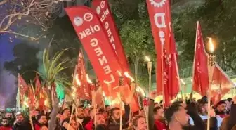 İzmir'de belediye işçileri eylemin ikinci gününde meşalelerle yürüdü