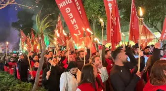 İzmir'de belediye işçileri eylemin ikinci gününde meşalelerle yürüdü