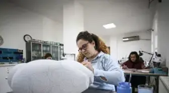 İznik çinisini geçmişten ilhamla günümüze uyarlayarak dünyaya tanıtıyorlar