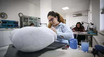 İznik çinisini geçmişten ilhamla günümüze uyarlayarak dünyaya tanıtıyorlar