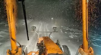 Muş'ta kar nedeniyle yolda mahsur kalanlar ekiplerce kurtarıldı