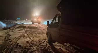 Muş'ta mahsur kalan 5 araçtaki 13 kişi kurtarıldı