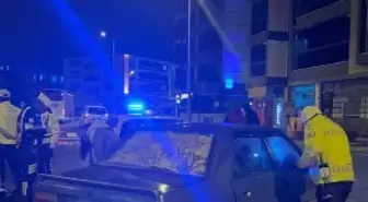 Polisi duyunca 'Ağabeyimi arayacağım' deyip aracını bırakıp kaçtı