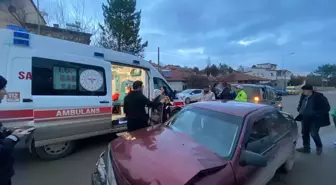 Sivas'ta hafif ticari araç ile otomobil çarpıştı, 3 kişi yaralandı