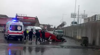 Tatvan'da otomobil köprülü kavşaktan uçtu: 2 yaralı