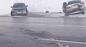 Van'da buzlanmış yolda zincirleme kaza; 5 yaralı