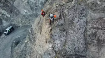 Yusufeli'de kaya riskine karşı endüstriyel dağcılar görevde