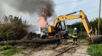 Adana'da iş makinesinde çıkan yangın söndürüldü