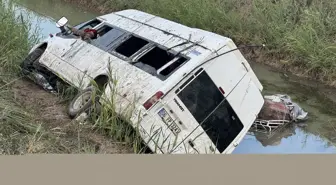 Adana'da minibüs kanala devrildi: 18 yaralı