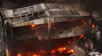 Alev alev yanan dev fabrika küle döndü