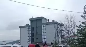 Çalıştığı firmadan alacağını alamadığını iddia eden işçi çatıya çıktı