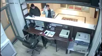 Öğrencilerden örnek davranış: Aldıkları suyu kameraya gösterip parasını bıraktılar