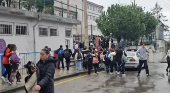 Çocuğunu azarladığını öne sürdüğü öğretmeni darbetti