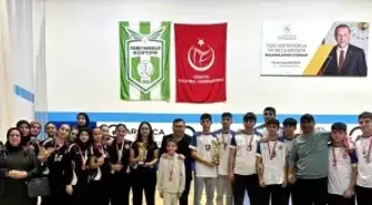 Hem öğrenci, hem okul müdürü olarak voleybolda kupalar kaldırmayı başardı