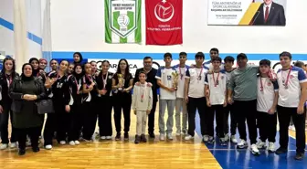 Hem öğrenci, hem okul müdürü olarak voleybolda kupalar kaldırmayı başardı