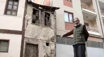 İki bina arasında sıkışan 2 metre enindeki metruk ev dikkat çekiyor