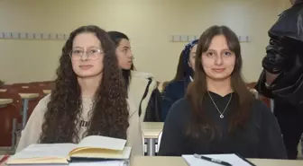 İkiz kardeşlerin eğitim hayatı üniversitede de aynı sırada devam ediyor