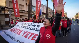 İzmir'de ücretsiz izne çıkarıldıktan sonra işbaşı yaptırılmayan işçiler eylemlerini sürdürdü