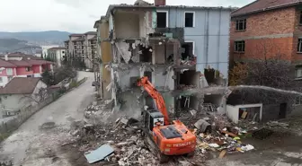 Karabük'te doğal gaz kaynaklı patlama meydana gelen binanın yıkımına başlandı