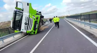 Kırklareli'de yem yüklü tır köprüde devrildi