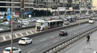 Küçükçekmece'de metrobüs yangını