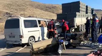 Malatya'da tır ile minibüs çarpıştı: 3 ölü