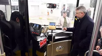 Otobüse binip poz veren belediye başkanının yeni makam aracı kenti karıştırdı