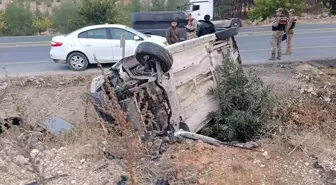 Şanlıurfa'da hafif ticari araç devrildi: Baba ve oğlu yaralandı