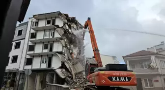 Sındırgı'da ağır hasarlı binaların yıkımı devam ediyor