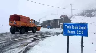 Şırnak'ta karlı yollar açılıyor