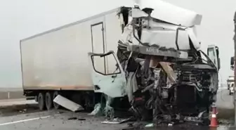 Tır yol kenarındaki tırın dorsesine çarptı: 1 yaralı