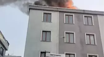 Ümraniye'de 4 katlı iş yerinin çatısında çıkan yangın söndürüldü