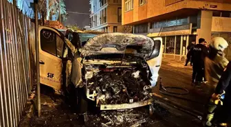 Üsküdar'da park halindeki araç alev alev yandı: O anlar kamerada