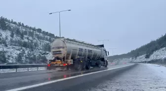 Anadolu Otoyolu'nun Dörtdivan-Çamlıdere geçişinde kar yağışı etkili oluyor