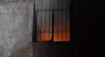 Ankara'da hurdalık alandan apartmana sıçrayan yangında 8 kişi dumandan etkilendi