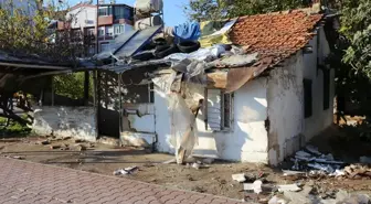 Antalya'da bir ev ve bahçesinden 2 kamyon çöp çıktı