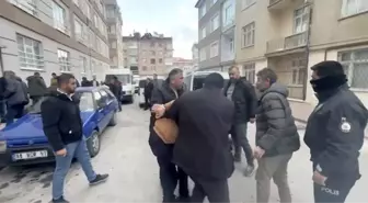 Aranan şahıs yakalanacağını anlayınca arkadaşlarıyla polise direndi