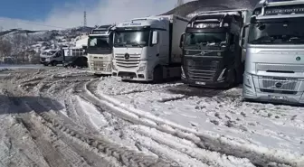 Ardahan'da tırcılar, kar ve tipi nedeniyle kapanan yolun açılmasını bekliyor