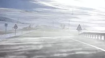 Ardahan-Şavşat kara yolu kar ve tipi nedeniyle araç geçişine kapatıldı