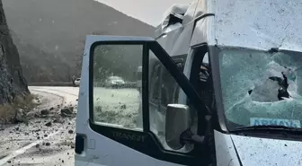 Artvin'de seyir halindeki yolcu minibüsüne kaya parçaları düştü