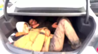 Bagajına 2 kişiyi sığdırdığı otomobilde 8 göçmeni kaçırırken yakalandı