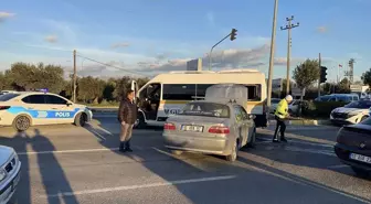 Balıkesir'de öğrenci servis minibüsüyle otomobilin çarpıştığı kazada 8 kişi yaralandı