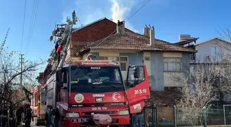 Banaz'da çatıda çıkan yangın söndürüldü