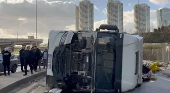 Başakşehir'de çekyat malzemeleri yüklü hafriyat kamyonu devrildi