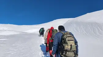 Batman'da doğaseverler karla kaplı Harrut Yaylası'na tırmandı