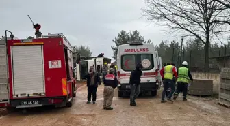 Bilecik'te devrilen hafriyat kamyonunun sürücüsü yaralandı