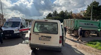 Bilecik'te hafif ticari araç ile kamyonun çarpışması sonucu 4 kişi yaralandı