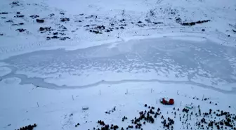 Bayburt'taki Aydıntepe Göleti'nin yüzeyi buz tuttu