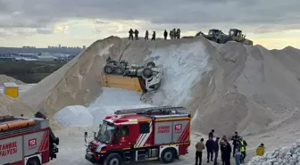 Çatalca'da taş ocağında devrilen hafriyat kamyonunun kasası ve şasisi arasında sıkışan işçi öldü